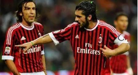 诺坎普国王，巴萨对阵毕包第10分钟时主场观众高喊“梅西”