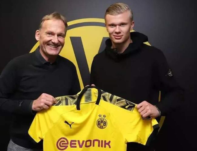 NBA：勇士主场险胜小牛